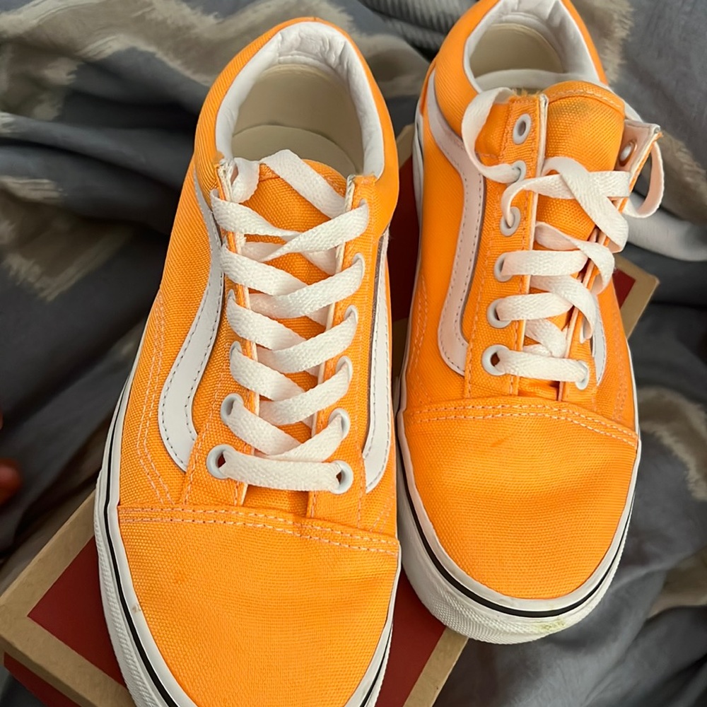 ORANGE TIGER/TRUE WHITE